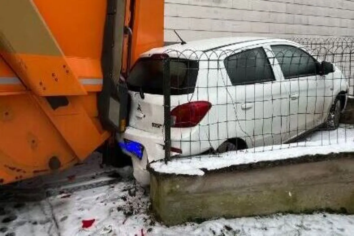 Hermeskeil RP - Müllfahrzeug auf glatter Fahrbahn verunfallt 