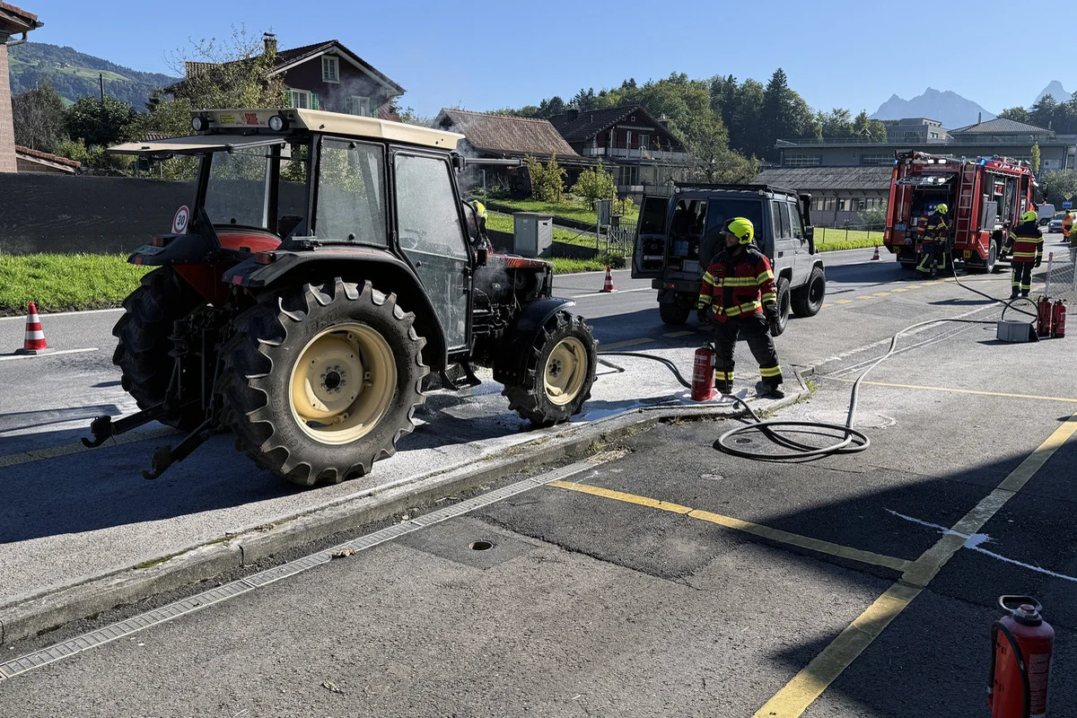 Goldau SZ – Traktor in Brand geraten