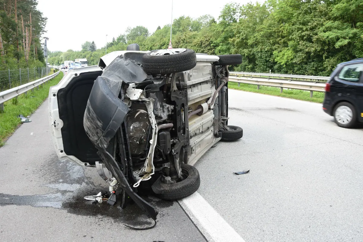 Lienz SG - Auto überschlägt sich auf Autobahn - Folgeunfall