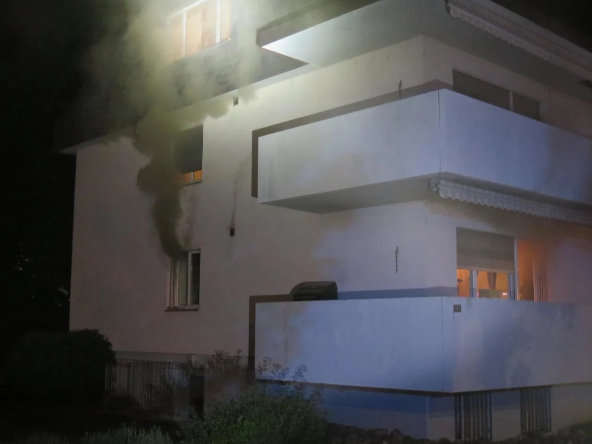 Therwil BL - Küchenbrand erfordert Feuerwehreinsatz – eine Person verletzt