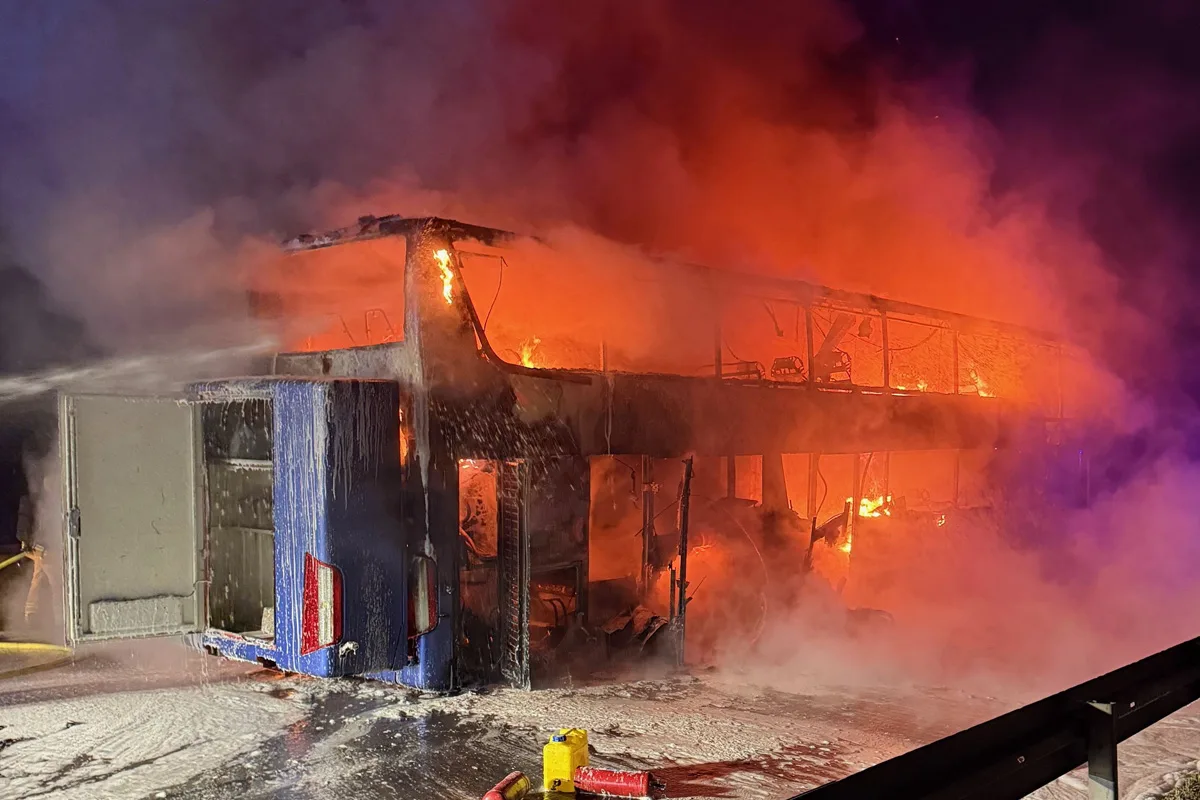 A52 Ratingen – Reisebus auf Autobahn in Brand geraten