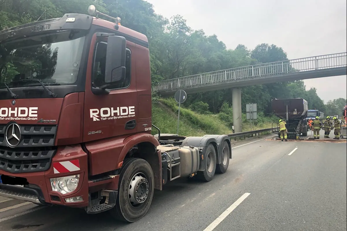B1 Paderborn – Baustellenfahrzeug beschädigt Brücke - weiträumige Sperrung wegen Einsturzgefahr