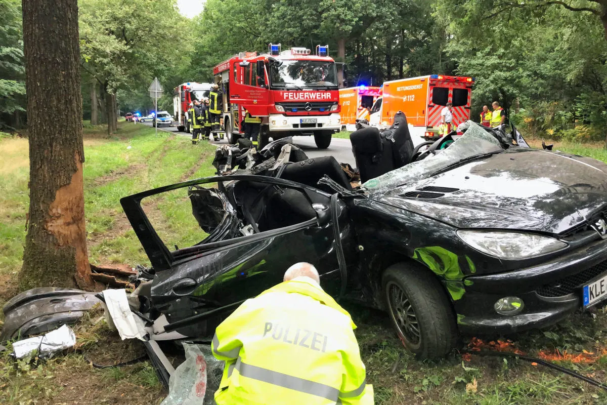 Schwerer Verkehrsunfall Autofahrerin und Beifahrer verstorben