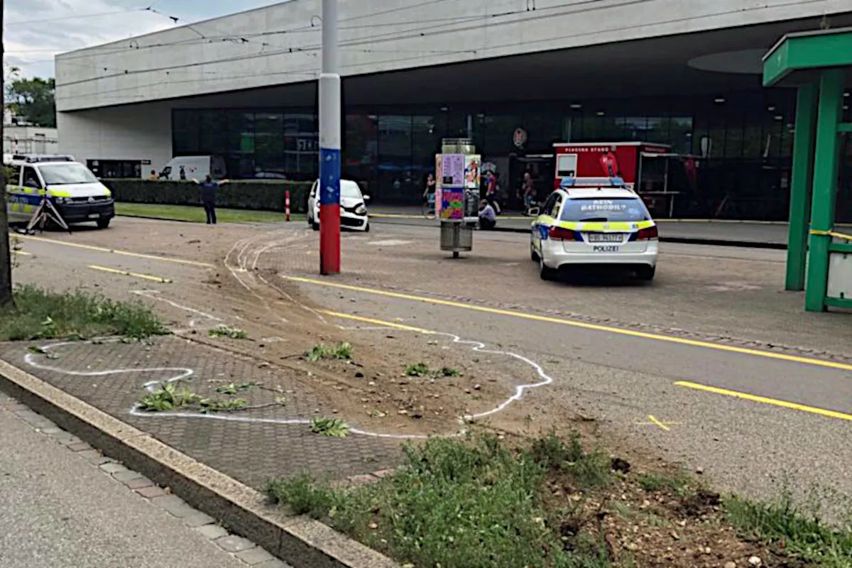 Basel BS - Bei Selbstunfall mit Baum und Kandelaber kollidiert