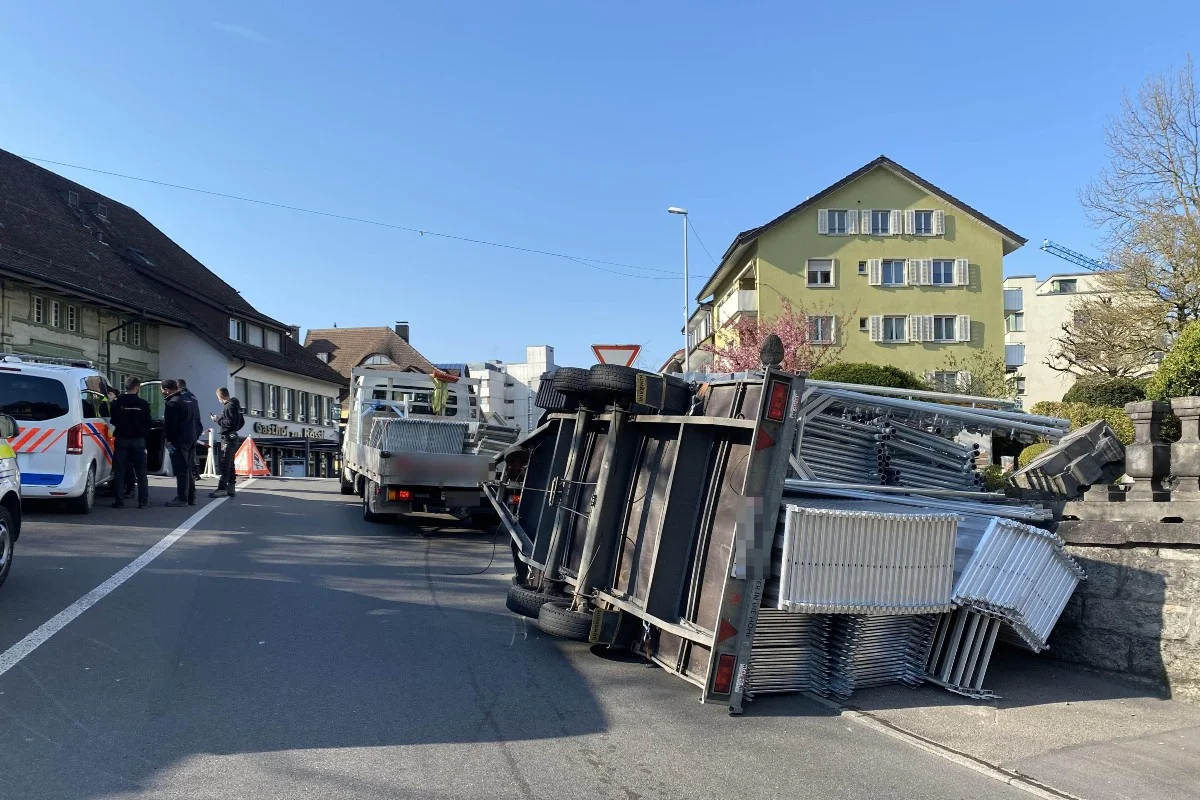 Wohlen AG – Anhänger auf die Seite gekippt
