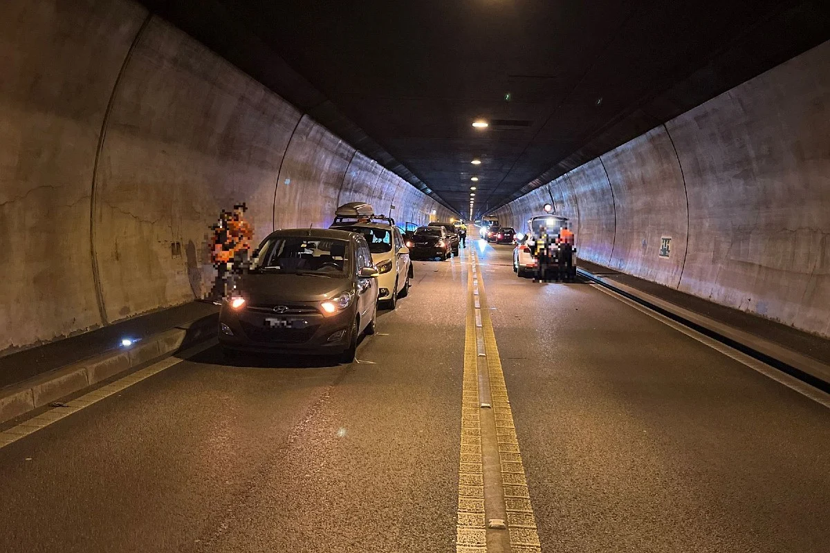 Grellingen BL - Mehrere Auffahrkollisionen im Eggfluhtunnel