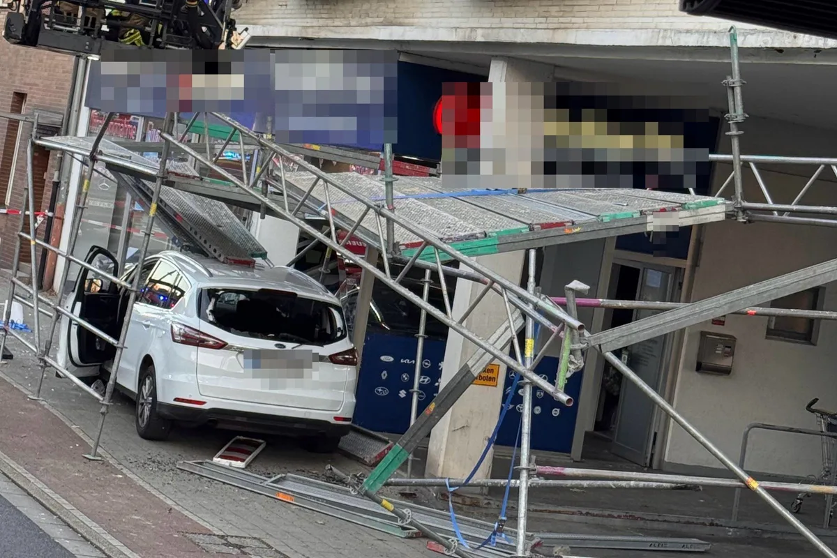 Oberhausen NW – Fahrerin kracht in Baugerüst und Schaufenster