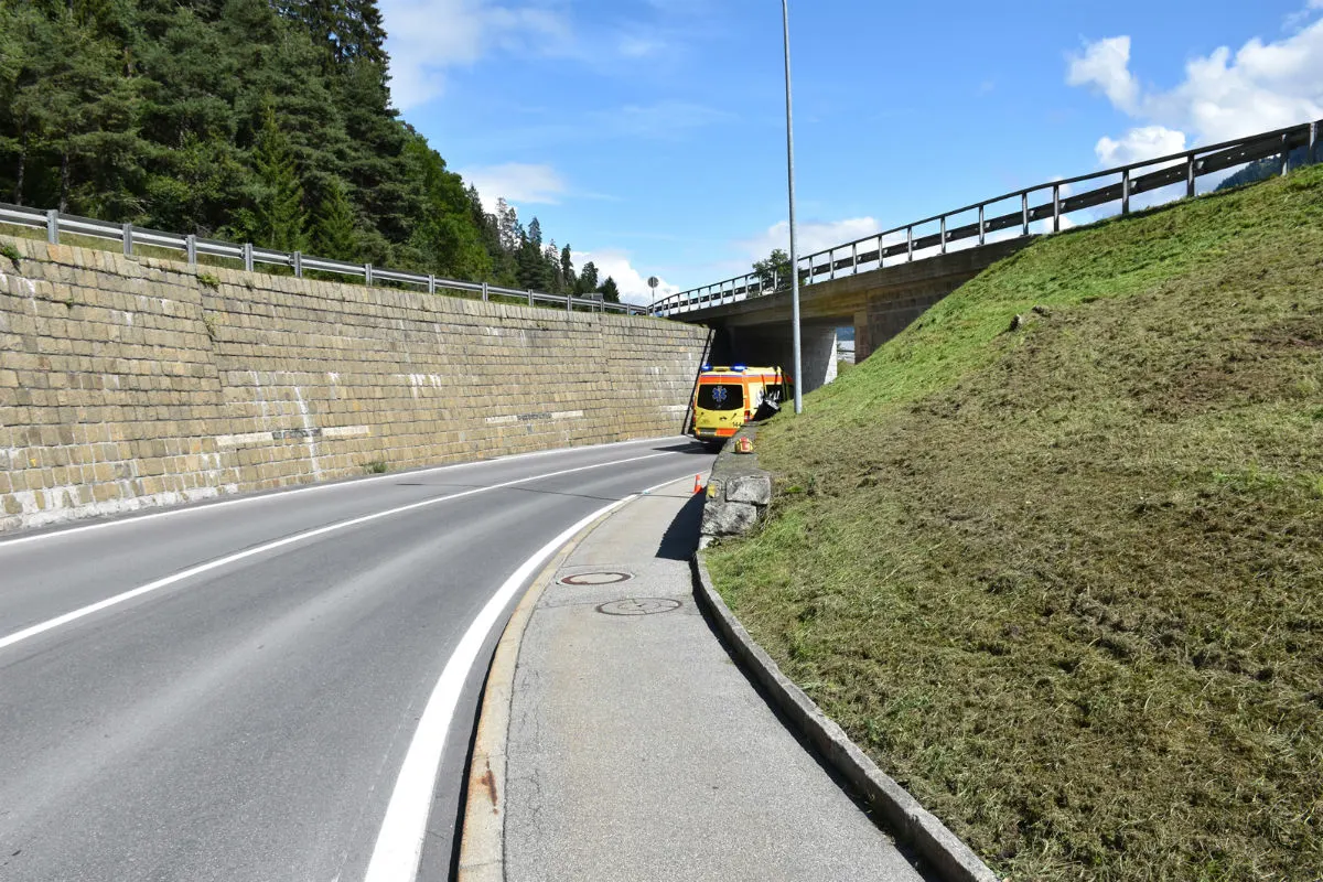 Schluein GR - Velofahrer prallt in Fussgängerin
