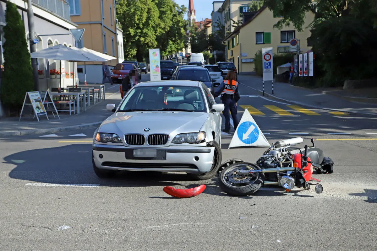 St.Gallen - BMW-Fahrer missachtet Regeln und baut Unfall 