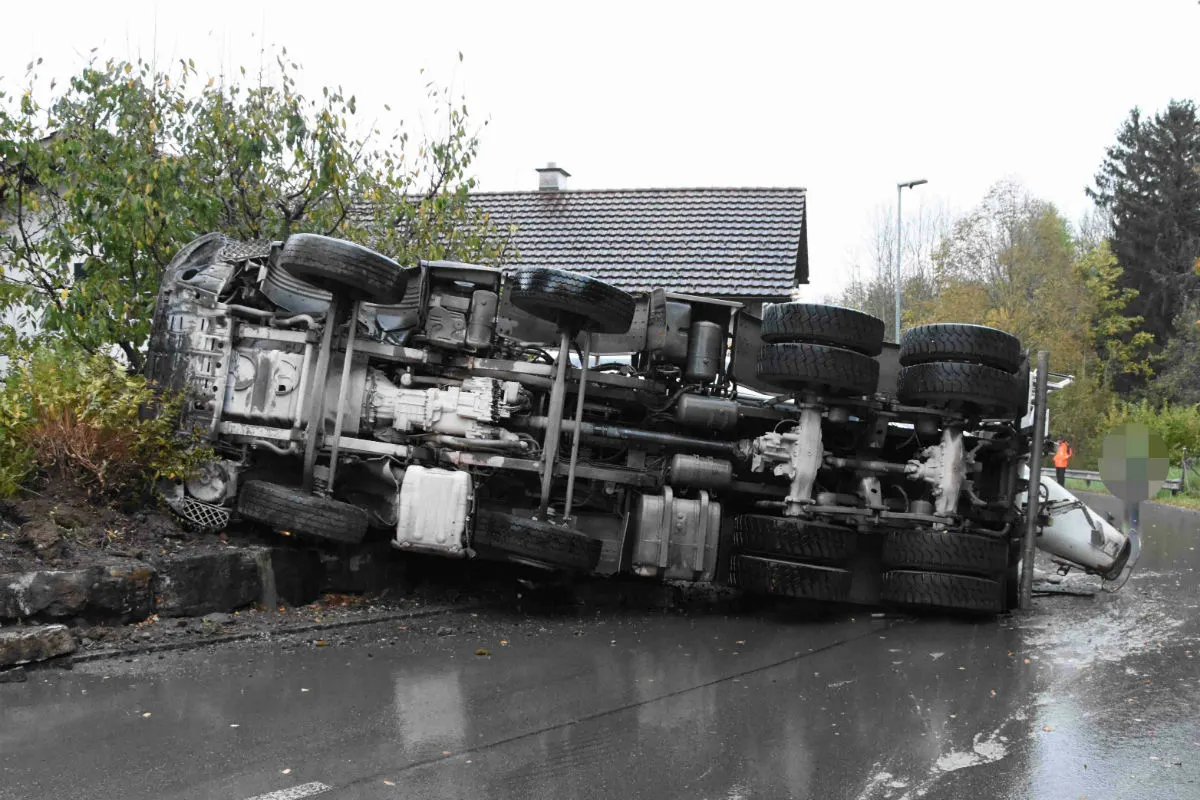 Unfall Eichberg SG - Betonmischer kippt vor Kurve um!