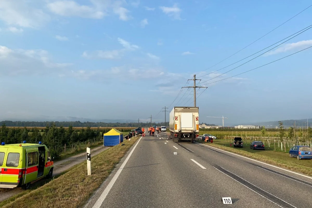 Tragischer Unfall in Rafz ZH - Junger Automobilist stirbt bei Frontalkollision mit Lastwagen
