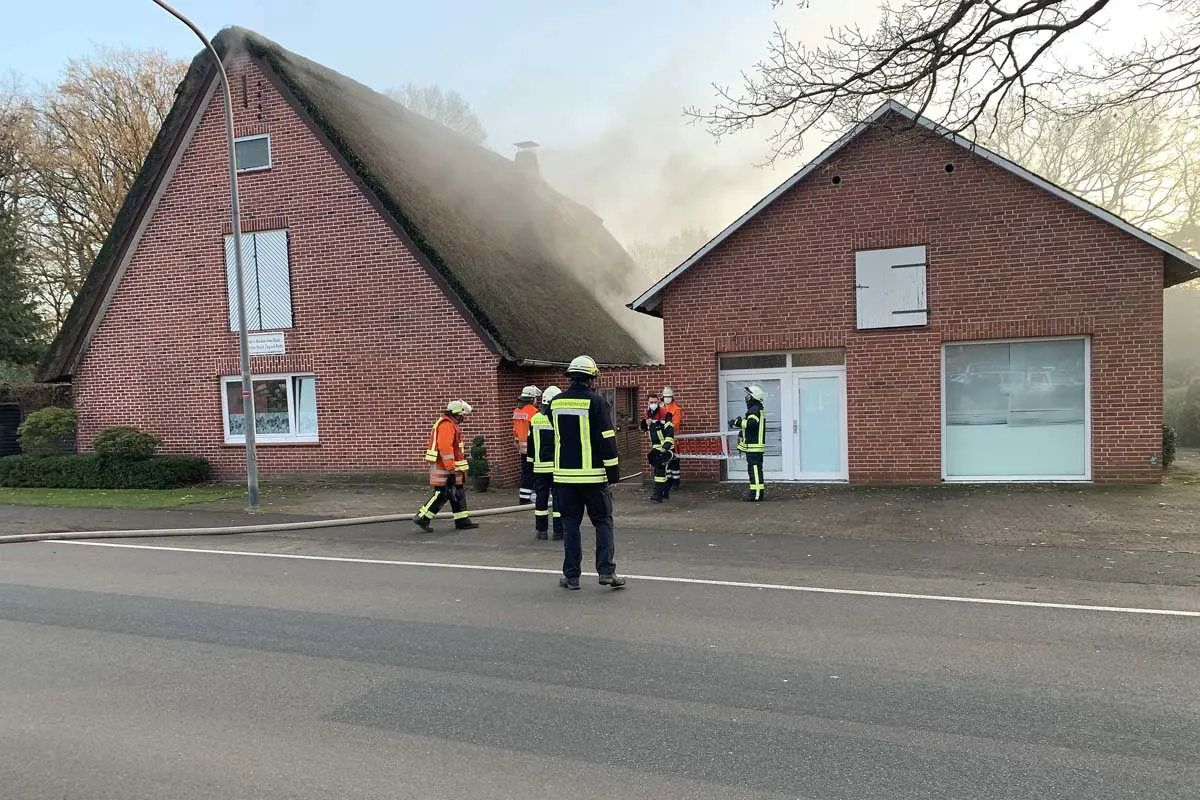 Brand in Reetdachhaus in Weertzen - über 70 Einsatzkräfte ausgerückt