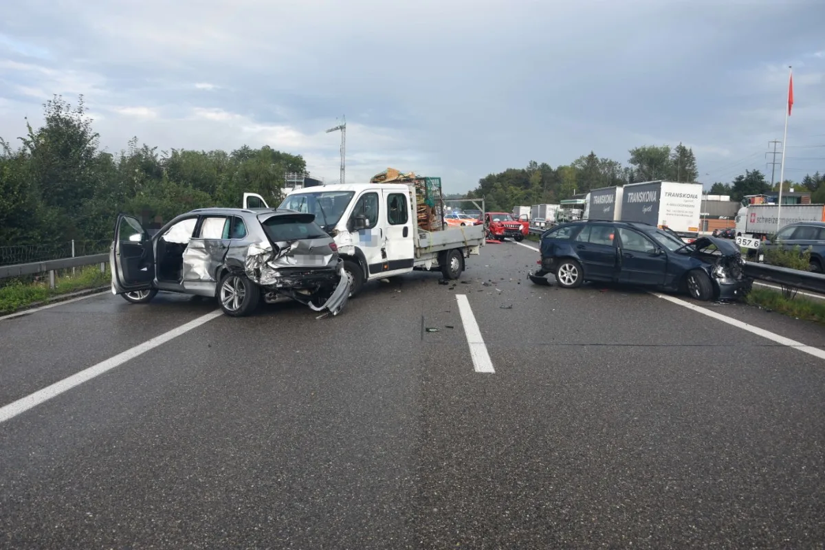 Heftiger Crash in Züberwangen SG - Fünf Fahrzeuge in Auffahrkollision verwickelt