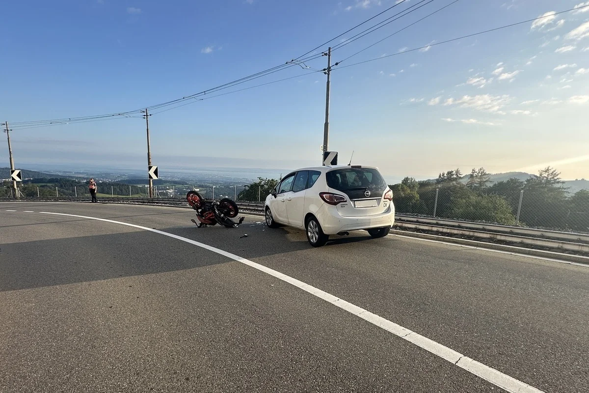 Speicher AR - Motorradlenker (16) prallt gegen Auto