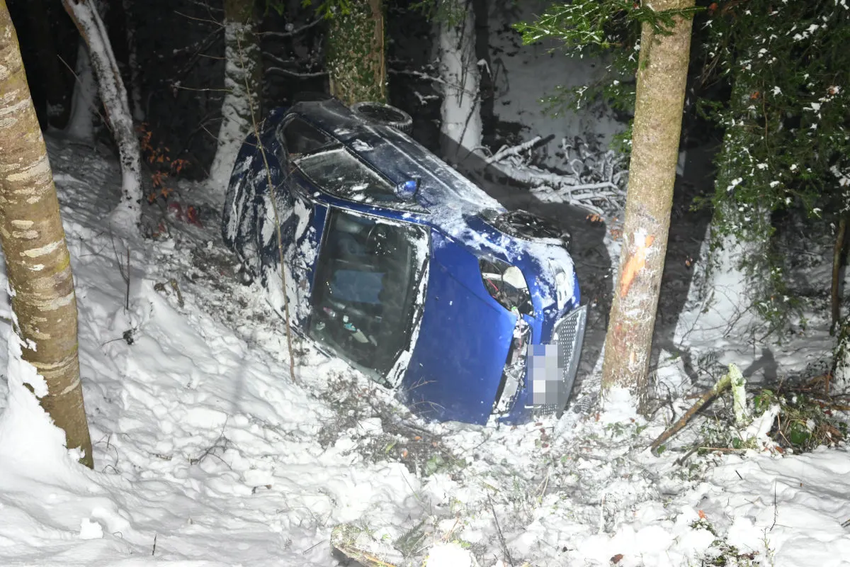 Unfall in Oberhelfenschwil SG – Fahrunfähiger Lenker kommt von Strasse ab