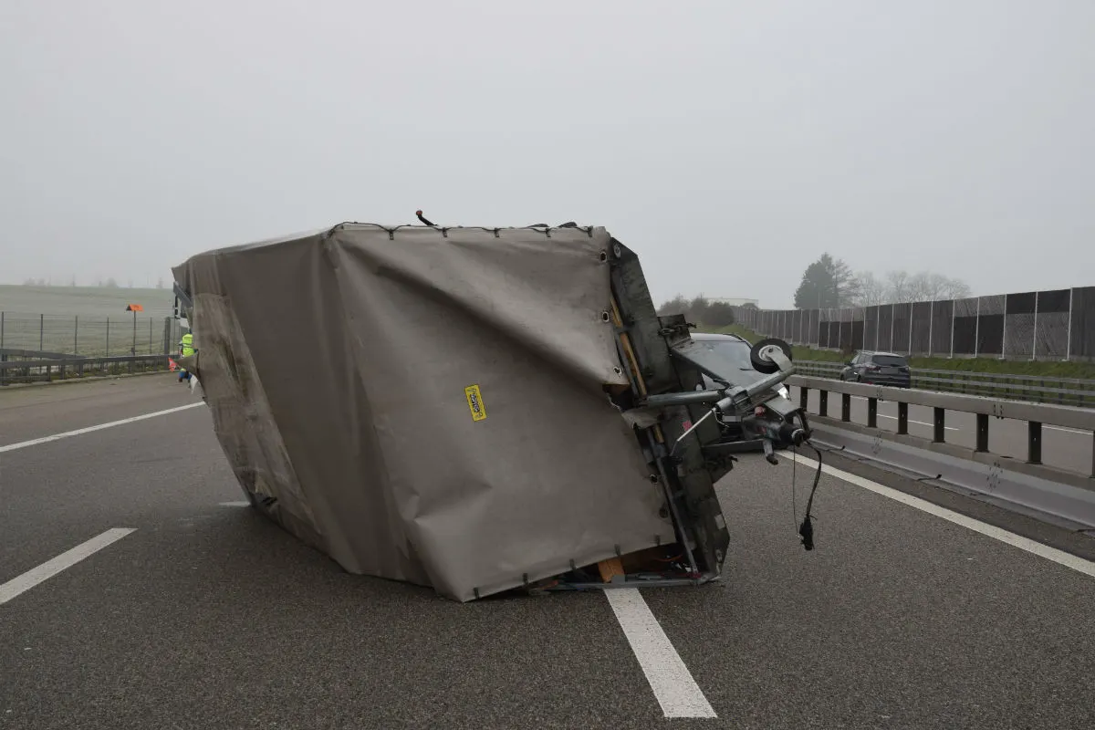 A1/Härkingen SO - Lieferwagenanhänger umgekippt