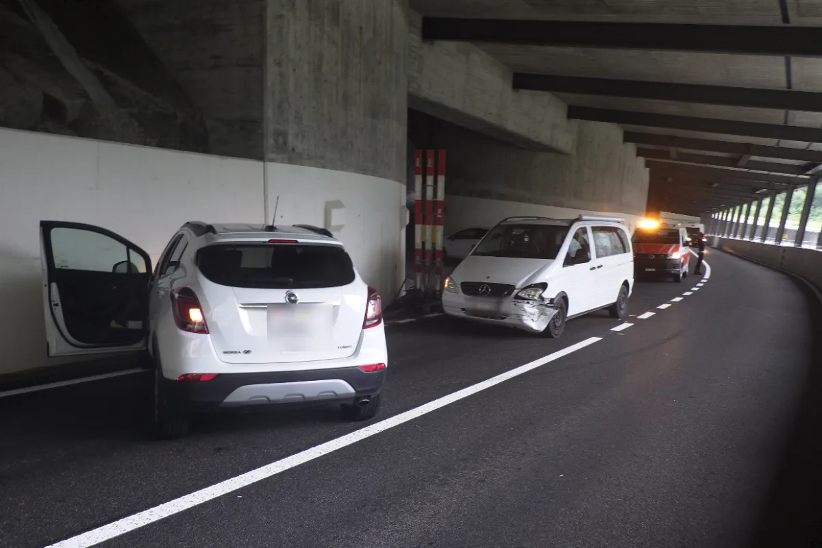 Andermatt UR - Autofahrerin bei Kollision verletzt