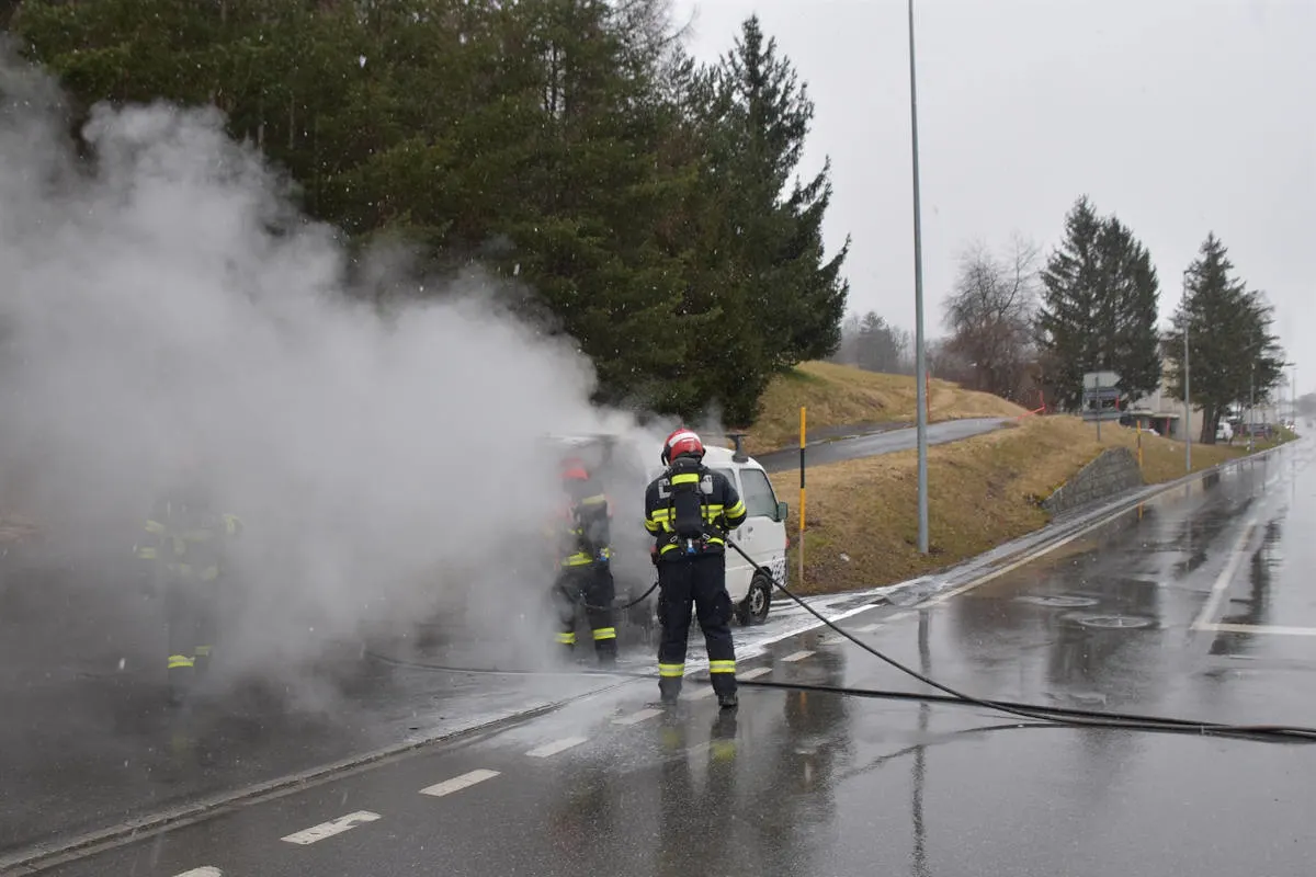Thusis GR – Mottendes Fahrzeug aus Parkhaus gefahren