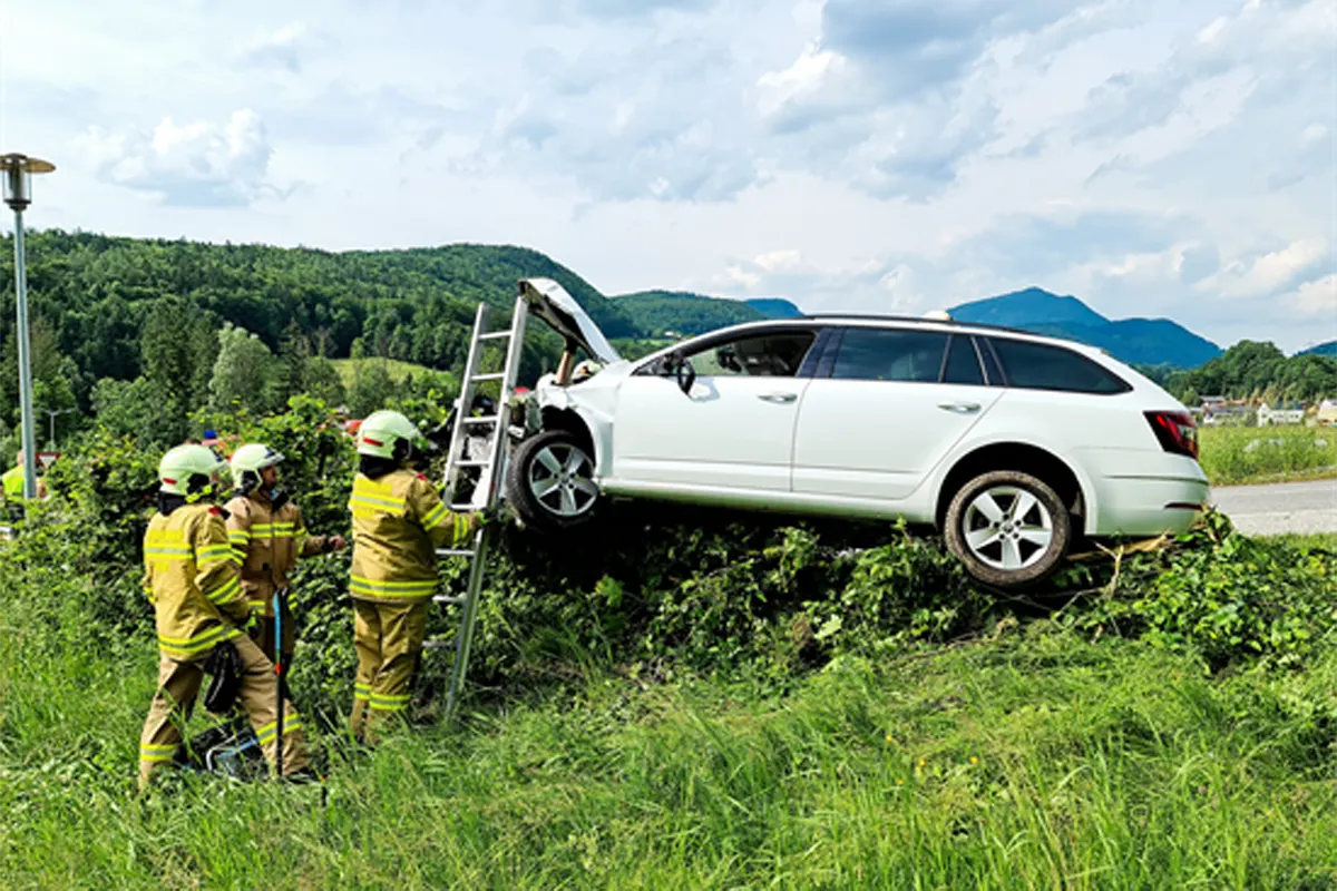Hallein - Unfall wegen Handy am Steuer