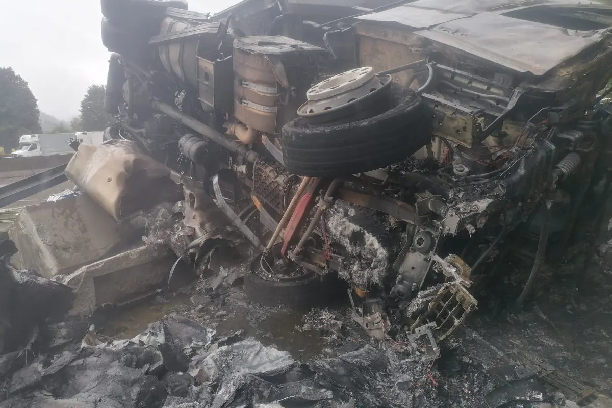 A2 Wernberg K – LKW kippt und gerät in Brand