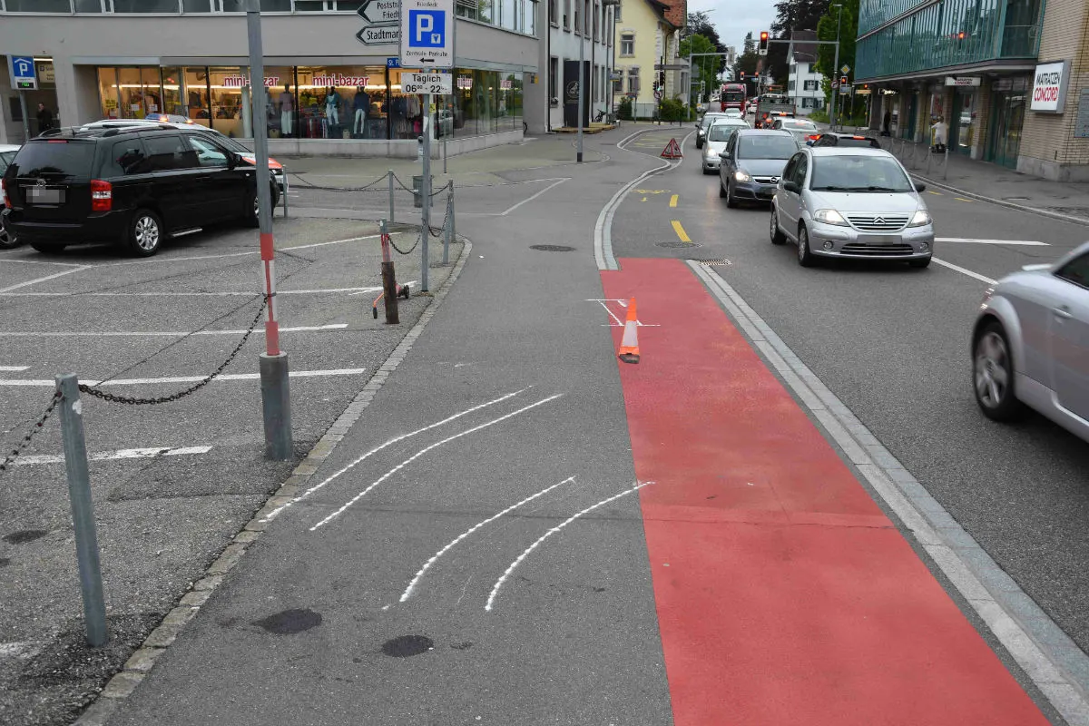 Wil SG - Jugendlicher Mofalenker streift Auto
