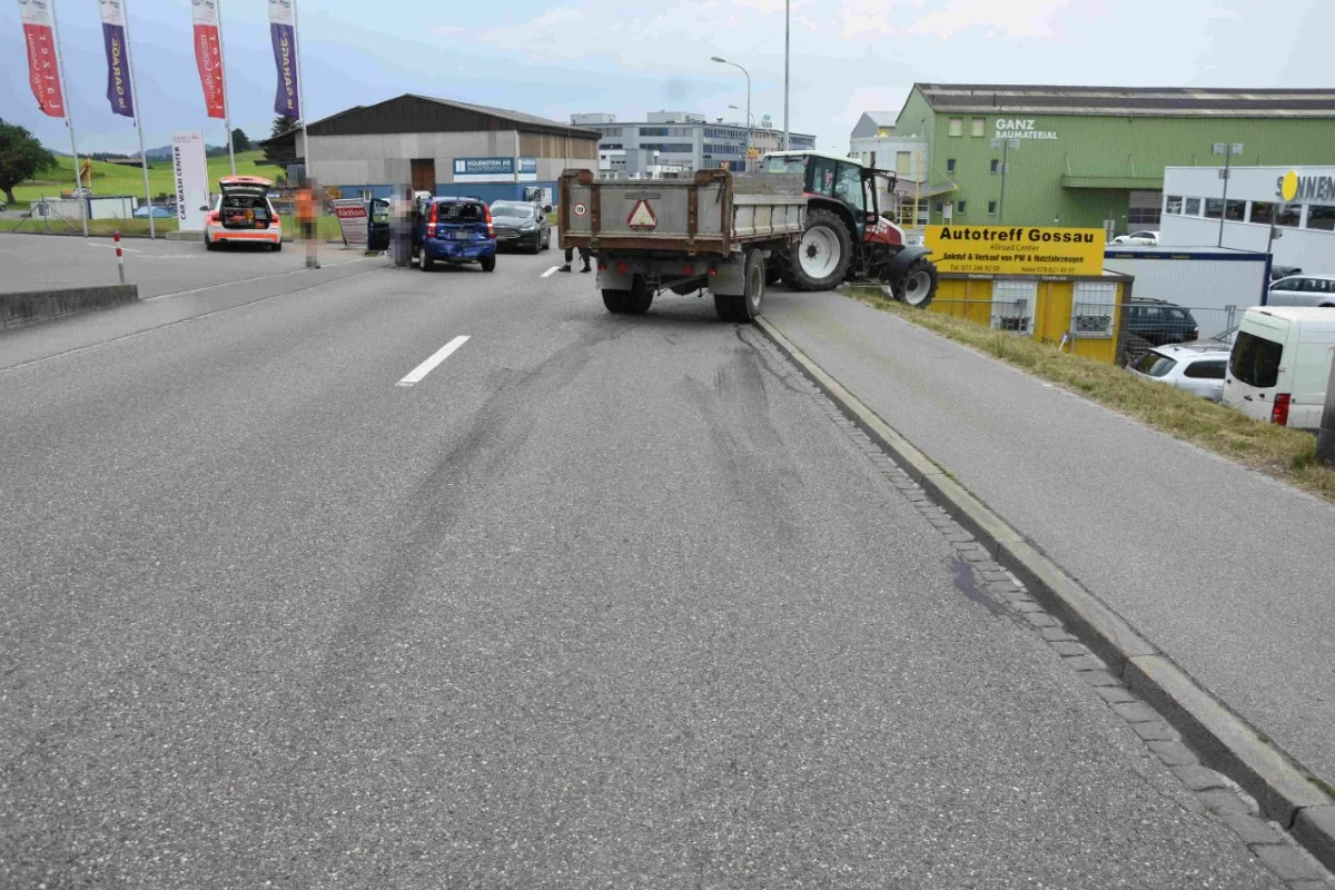 Gossau SG - Auffahrunfall zwischen Traktor und Auto - 20-Jähriger verletzt