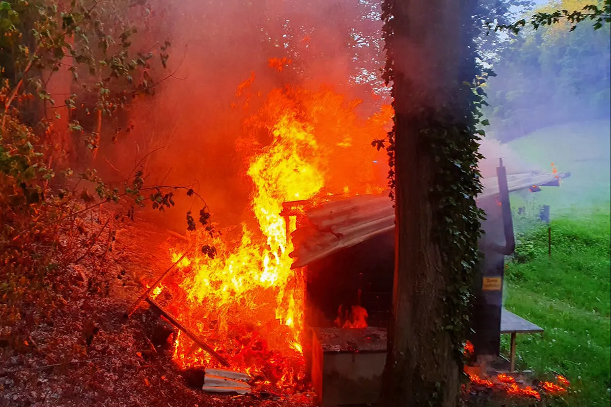 Buckten BL – Holzstapel und Jagdhütte in Brand geraten