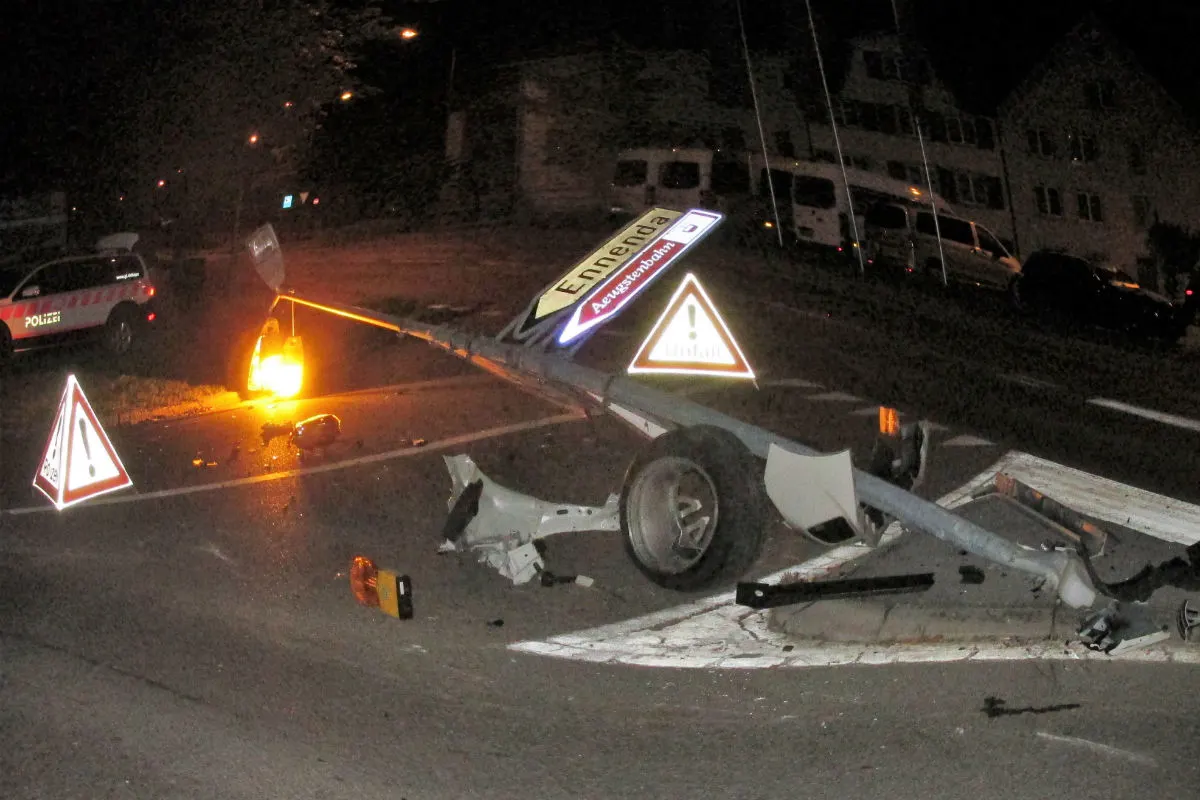 Glarus GL - Lenker baut Unfall und lässt den Wagen stehen