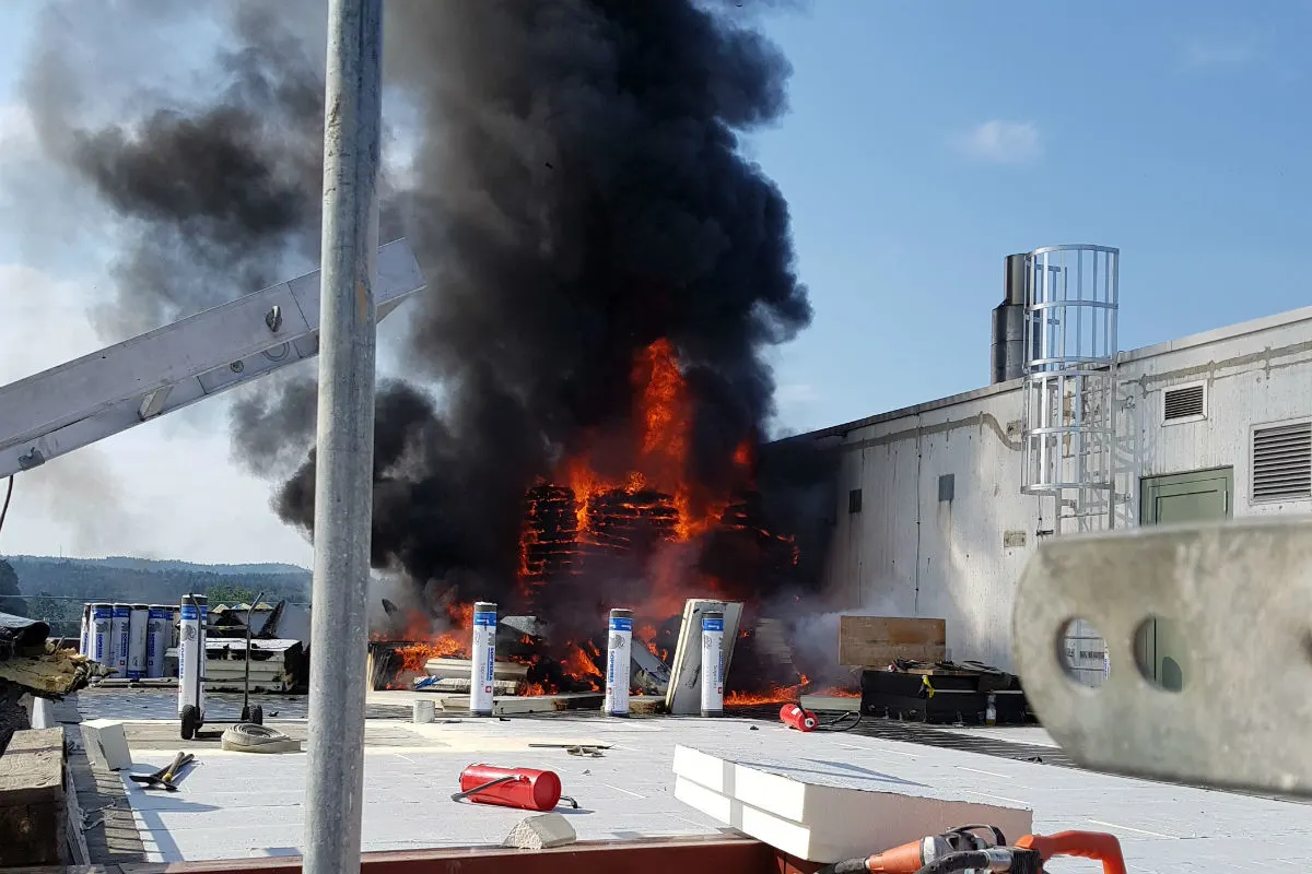 Aarau AG - Grosser Feuerwehreinsatz bei Brand auf Bürogebäude