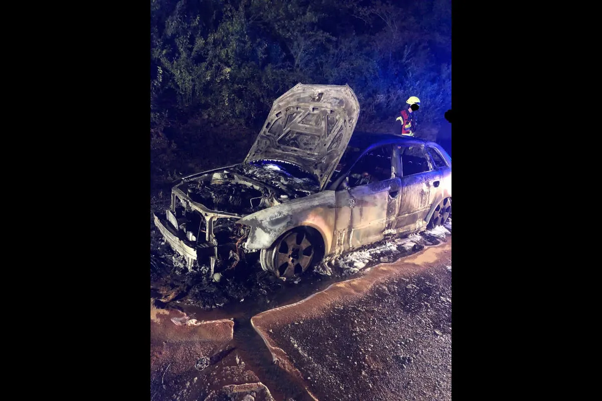 Gau-Bickelheim – Fahrzeugvollbrand auf der BAB61