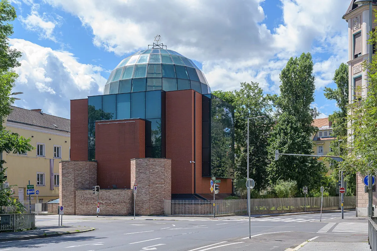 Graz ST – Radfahrer wirft Bierflasche auf Synagoge