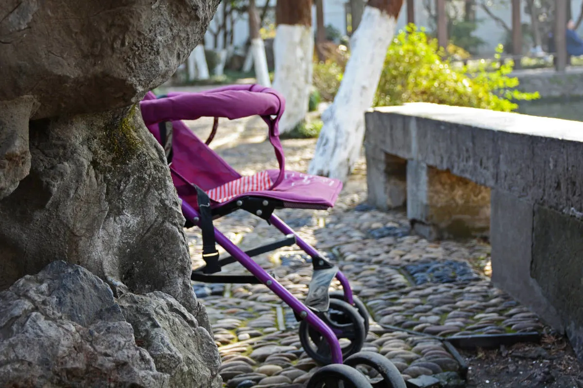 3 Jahre lang an den Kinderwagen gefesselt