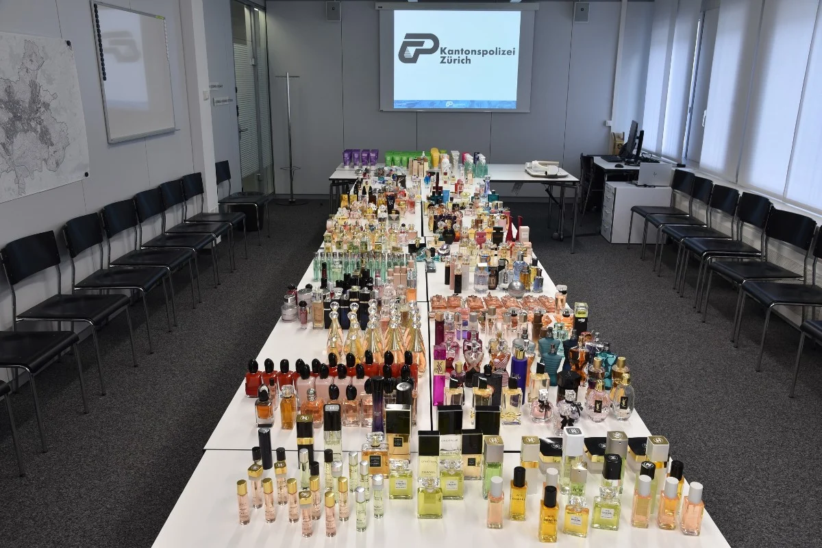 Winterthur ZH - Mutmassliche 47-jährige Diebin stiehlt über 450 Parfums