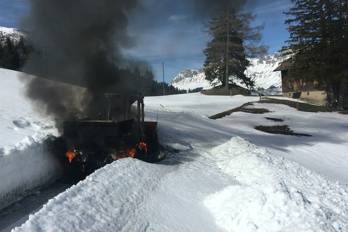 Valbella GR - Brand einer Schneefräse führt zu ungewöhnlichem Löscheinsatz