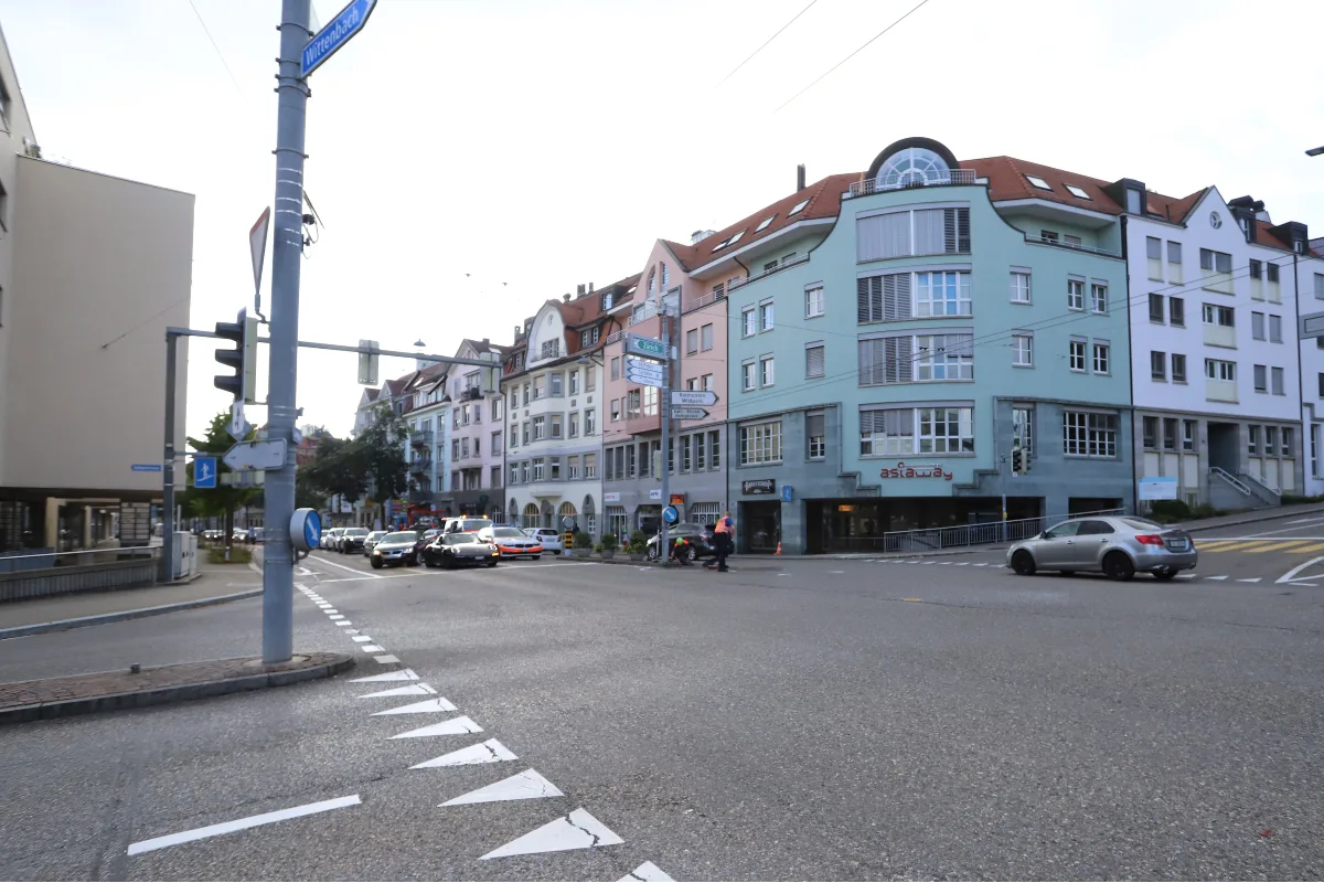 Stadt St. Gallen - Auto kollidiert mit Kandelaber