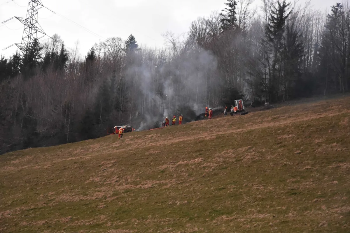 Goldingen SG - Feuerwehreinsatz wegen Böschungsbrand