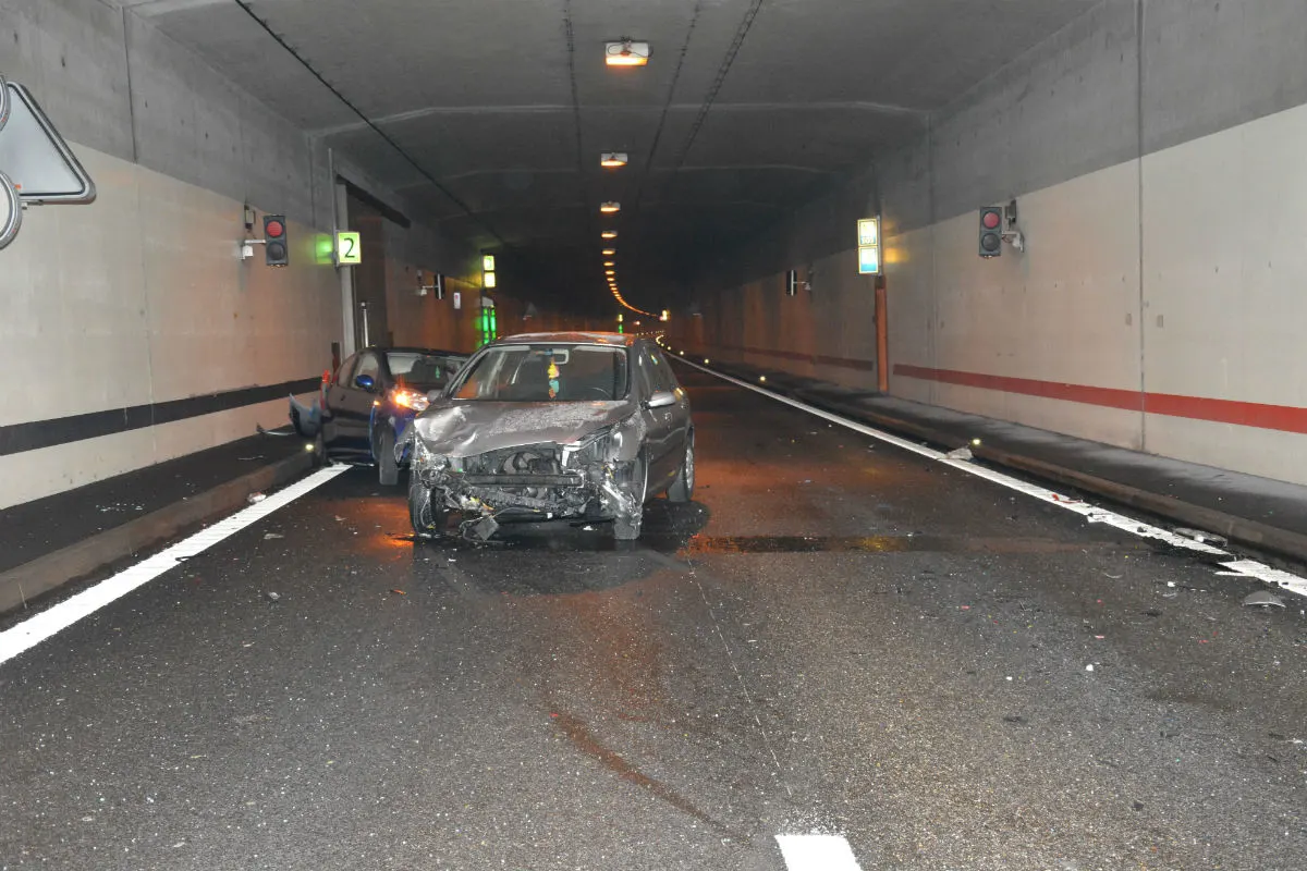 A5 bei Nennigkofen SO - Kollision mit Pannenfahrzeug im Tunnel