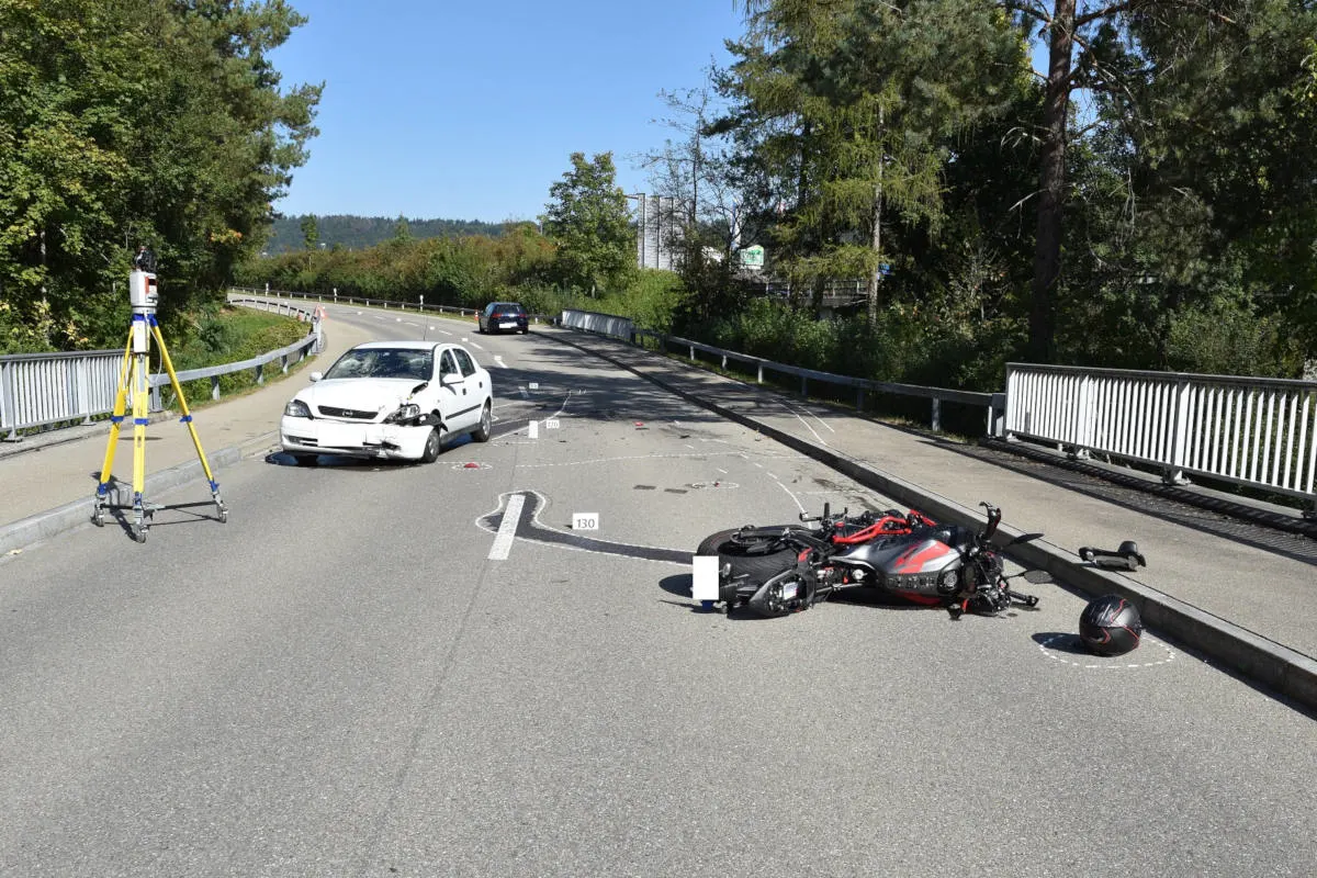 Lindau ZH - Kollision zwischen Auto und Motorrad fordert zwei Verletzte
