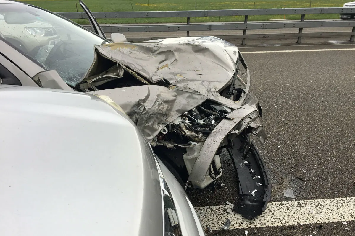 Näfels GL - Verkehrsunfall mit Folgeunfall wegen verschmutzter Fahrbahn
