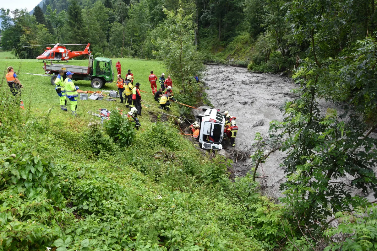 Schwendi SG -  Auto rollt in Fluss