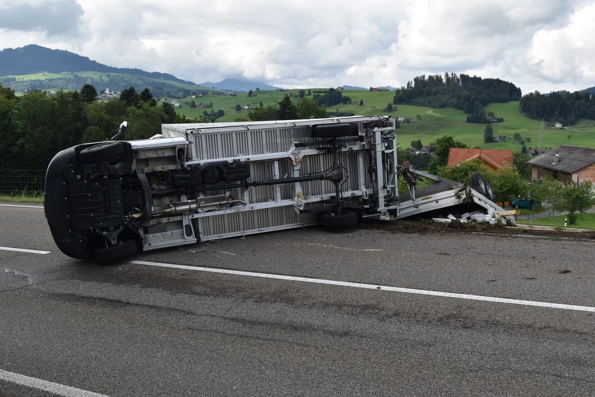 Lustmühle AR - Strasse nach Verkehrsunfall mehrere Stunden gesperrt 