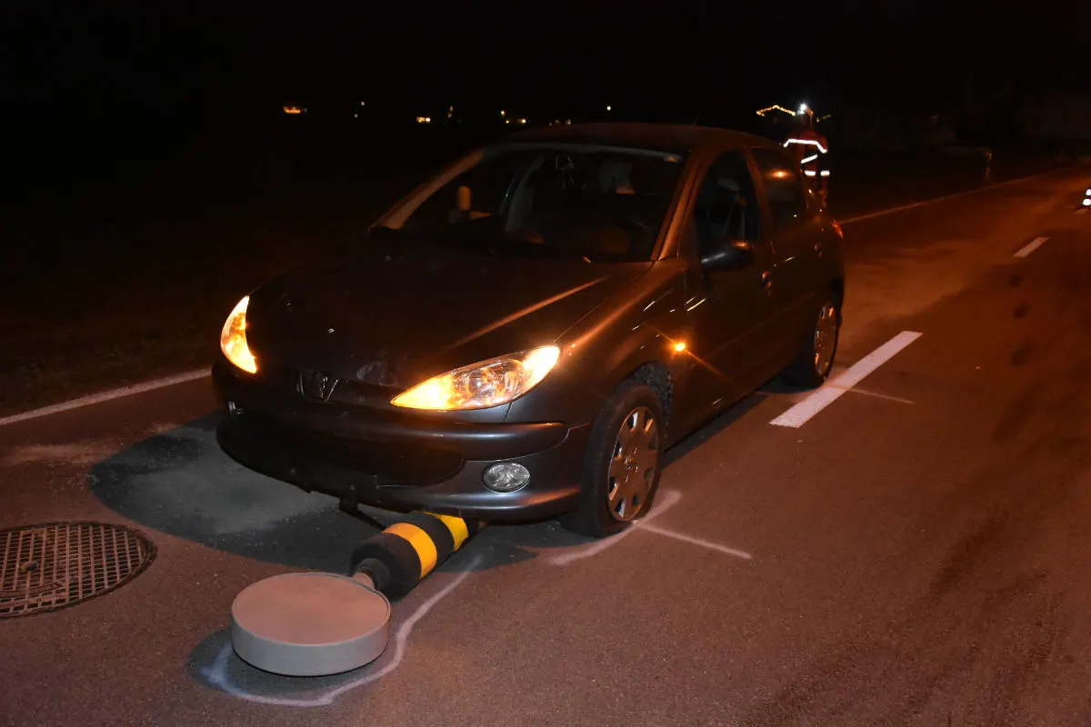 Niederbüren SG - Alkoholisierter Autofahrer prallt in Verkehrsinsel 