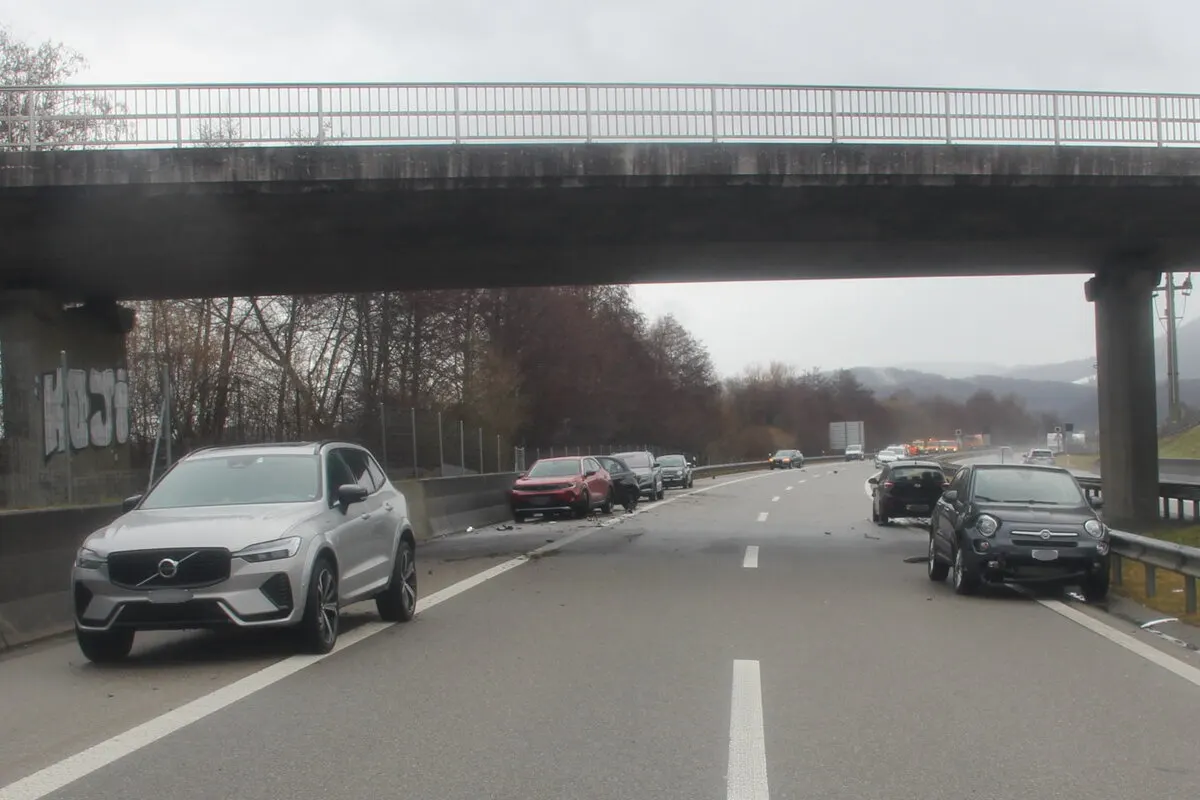 Glatteisregen im Kanton Jura – Unfälle und Verkehrsbehinderungen