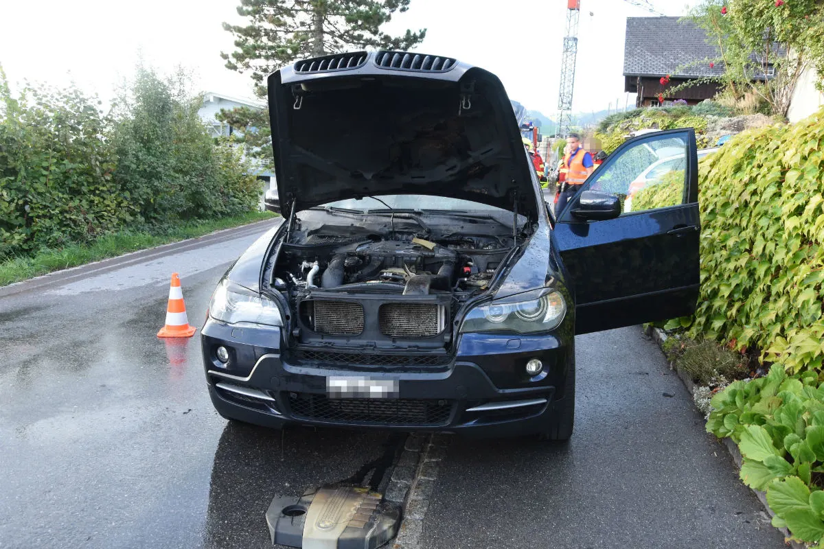 Uetliburg SG - Auto gerät während der Fahrt in Brand 