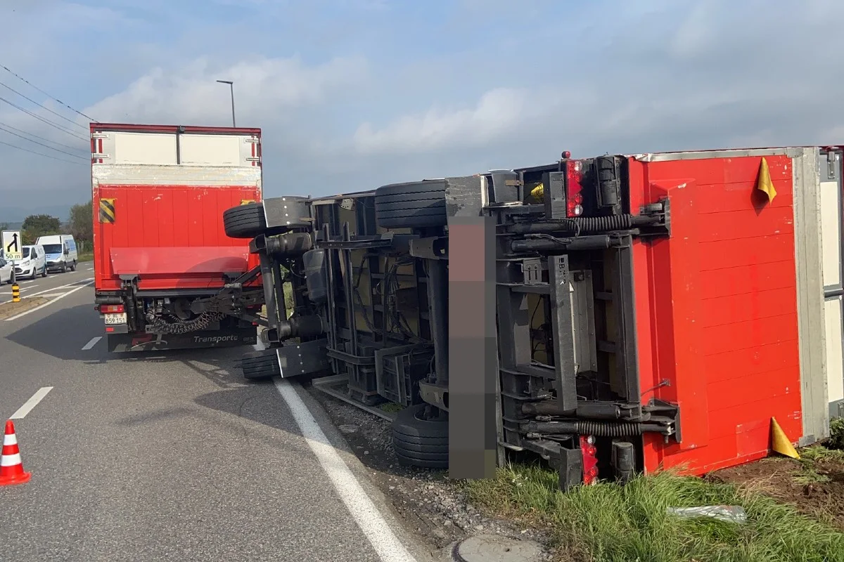 Sachschaden in Kölliken AG - Anhänger kippt während der Fahrt