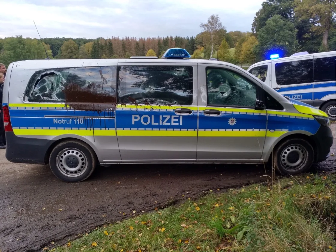 Giessen - Friedlicher 10. Einsatztag endet mit Angriff auf Polizeiauto