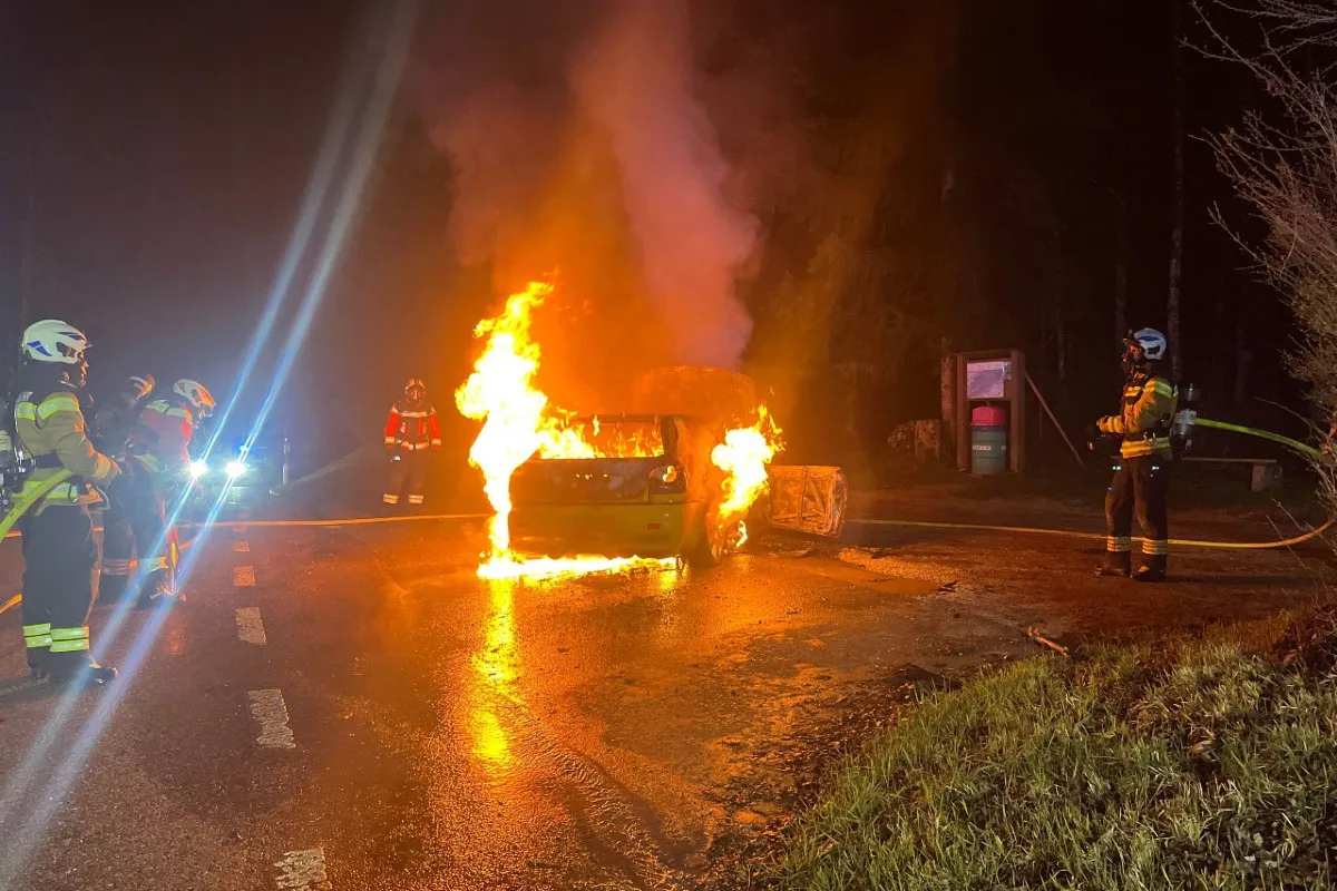 Fridaustrasse in Egerkingen musste nach Autobrand während Löscharbeiten gesperrt werden