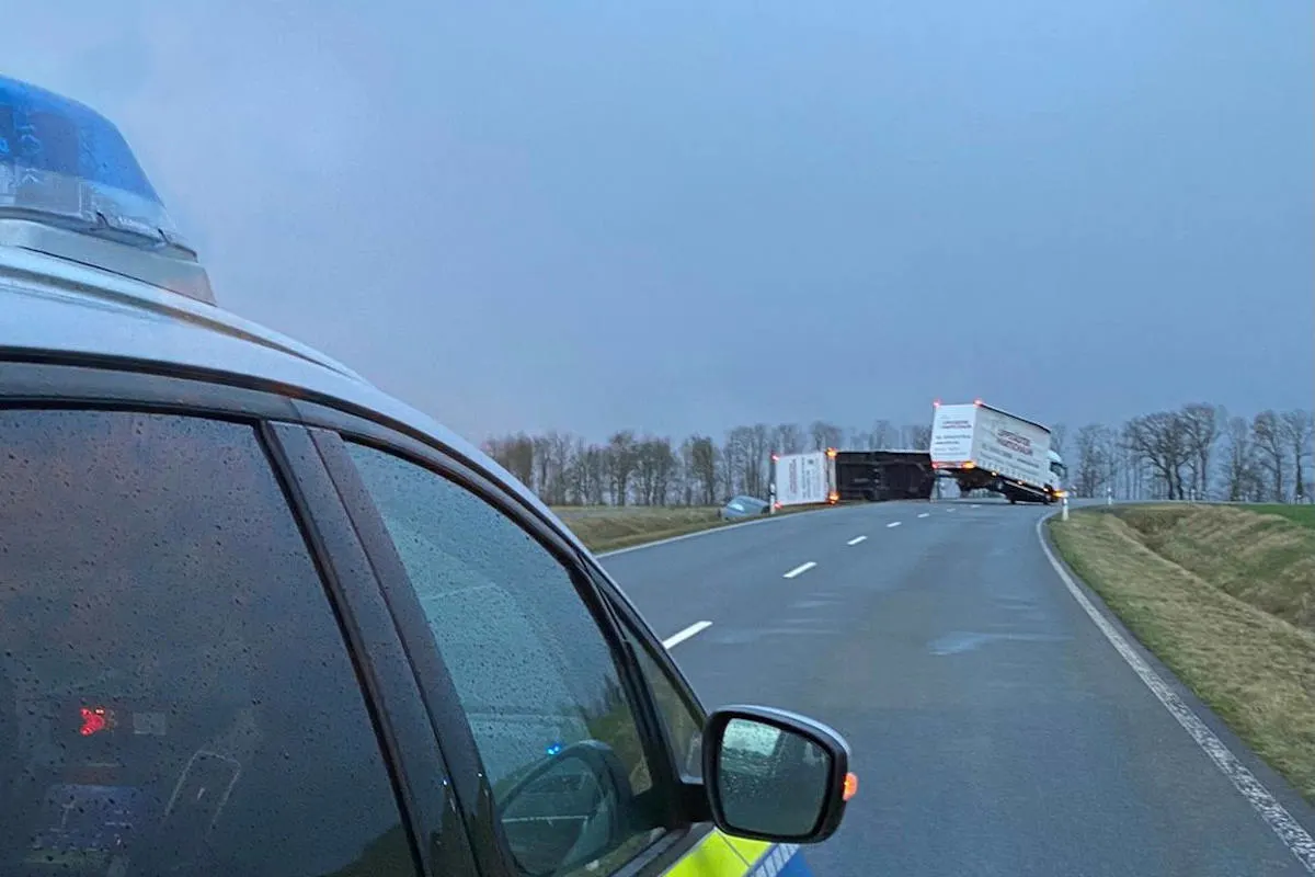 Beckum – Lkw blockiert Straße – Auto landet in Graben