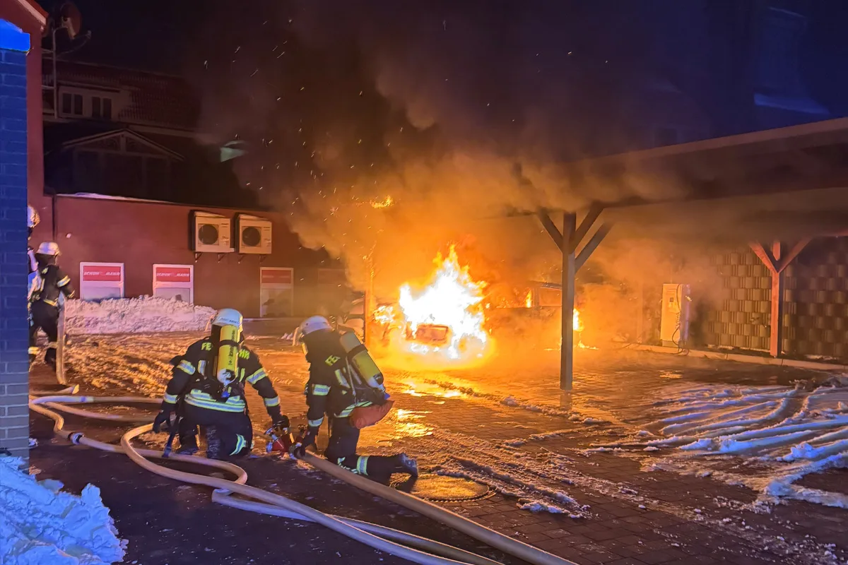 Aurich – Elektroauto brennt unter Holzcarport aus