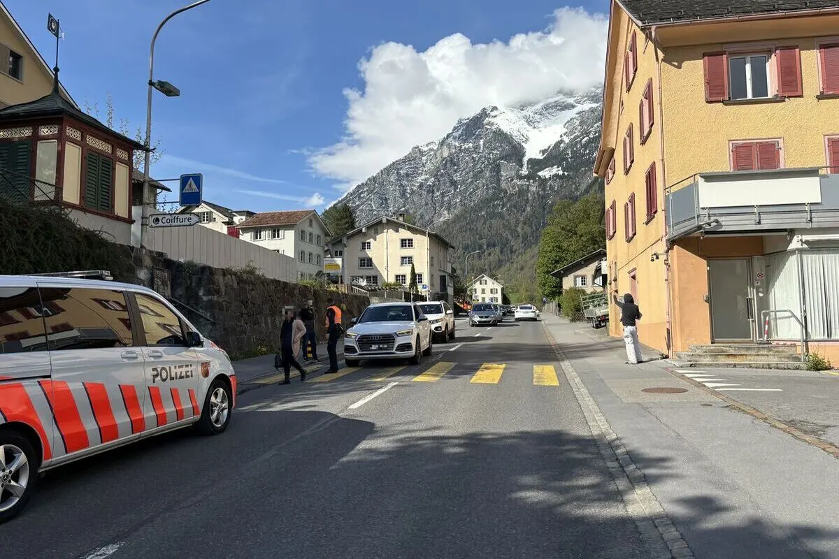 Mitlödi GL - Auffahrunfall am Fussgängerstreifen